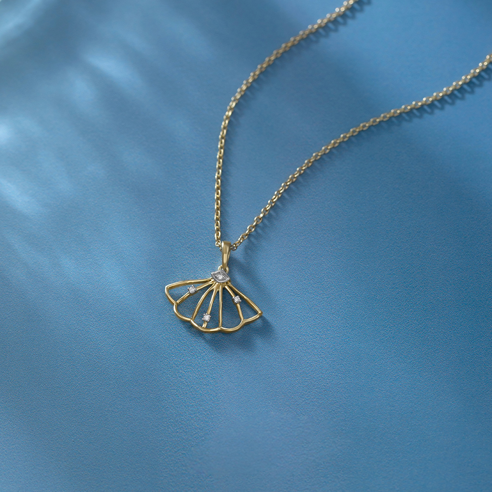 Radiant Shell 925 Silver Diamond Necklace