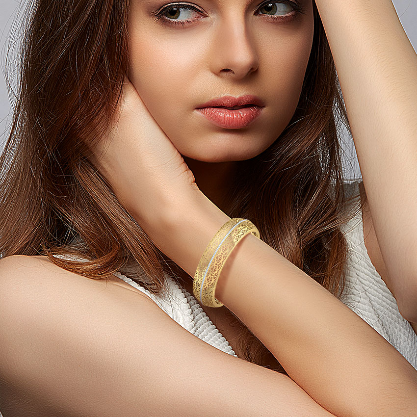 Diamond Bangles 18 Karat Yellow Gold Fola Cutwork Diamond Bangle