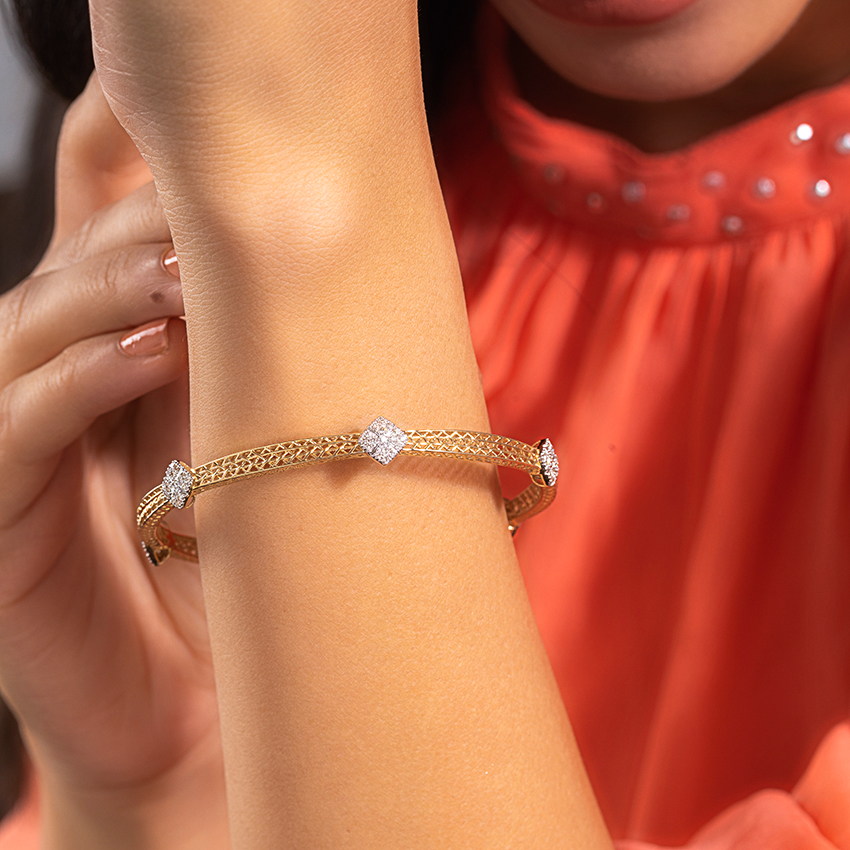 Diamond Bangles 18 Karat Yellow Gold Glitter Mesh Diamond Bangle