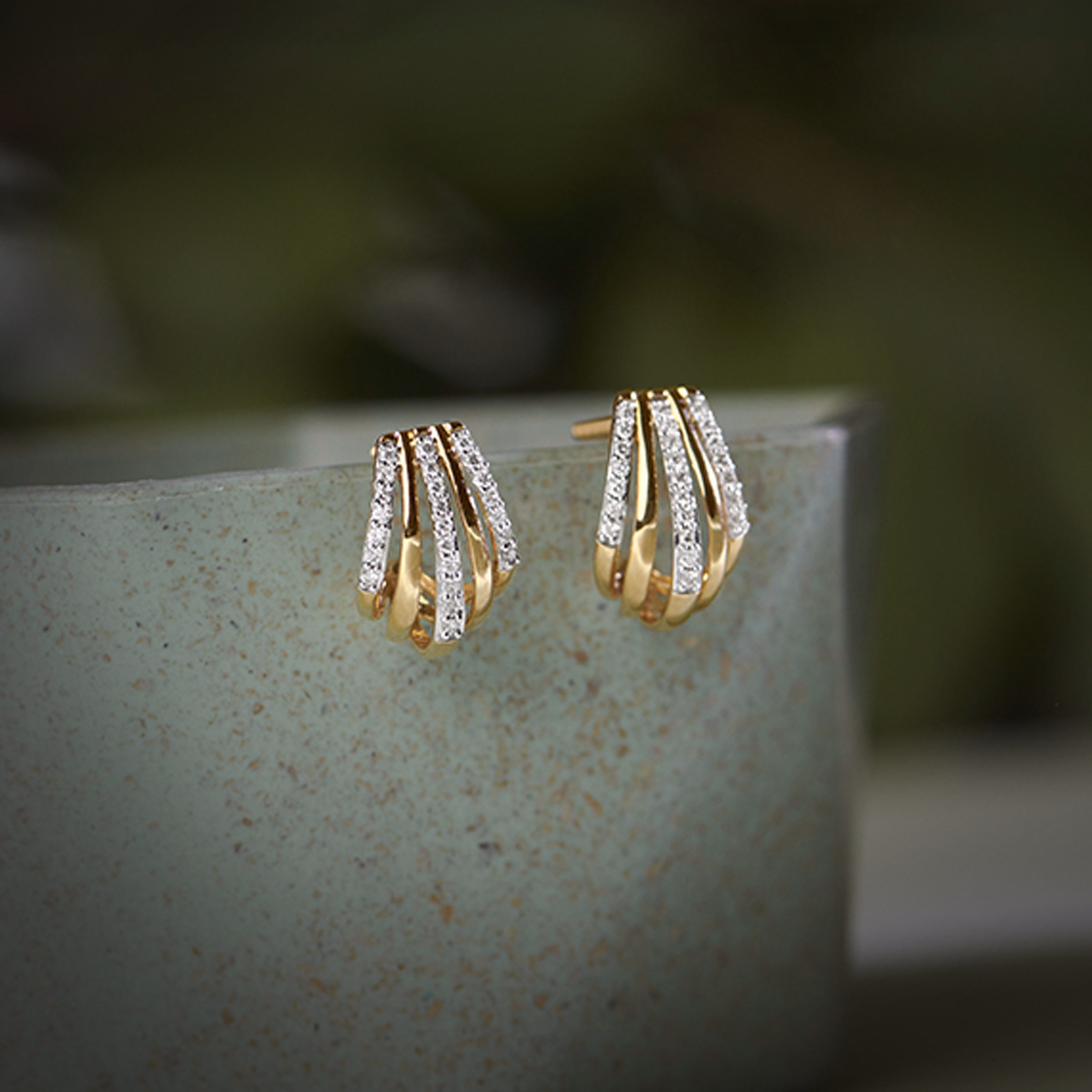 Diamond Earrings 18 Karat Yellow Gold Quint Linear Diamond Hoop Earrings