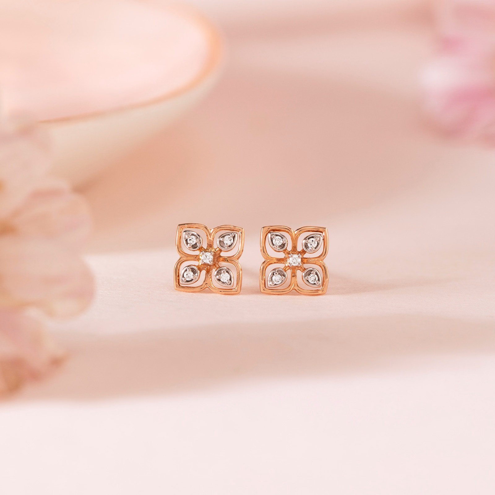 Diamond Earrings 18 Karat Yellow Gold Lovely Blossom Diamond Stud Earrings
