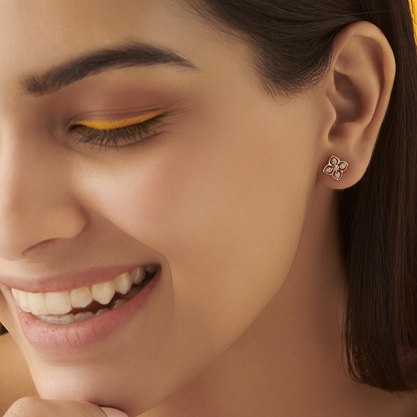 Diamond Earrings 18 Karat Yellow Gold Lovely Blossom Diamond Stud Earrings