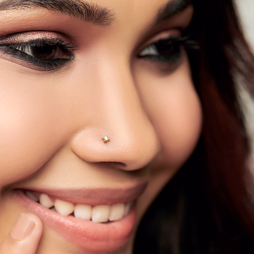 Diamond Nose pin 18 Karat Yellow Gold Samaira Dazzle Diamond Nose Pin