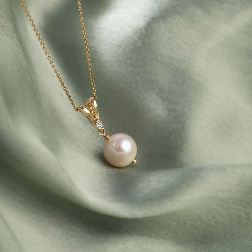Diamond,Gemstone Pendants 18 Karat Yellow Gold Victoria Pearl Pendant