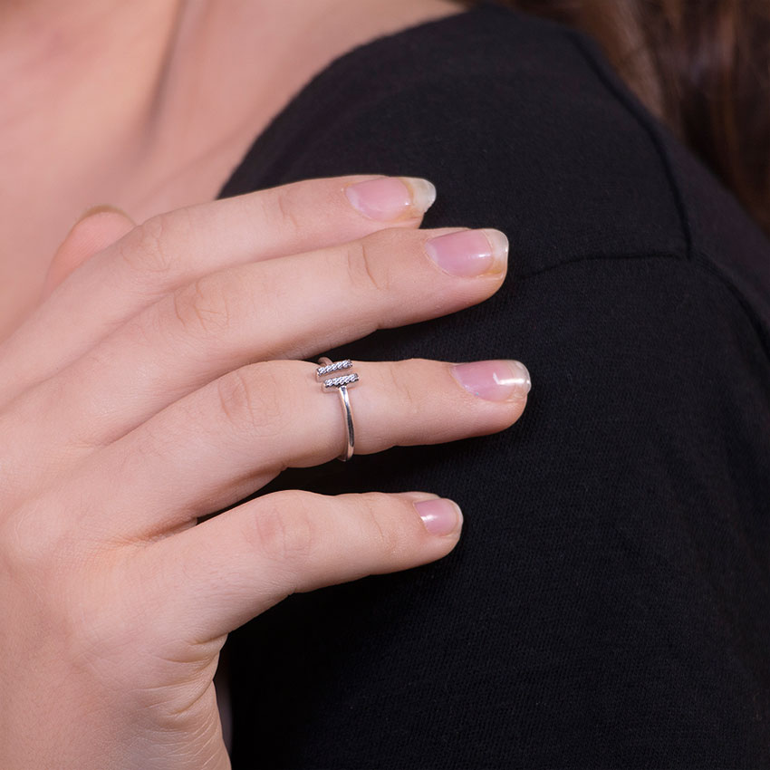 Bar Diamond Midi Ring