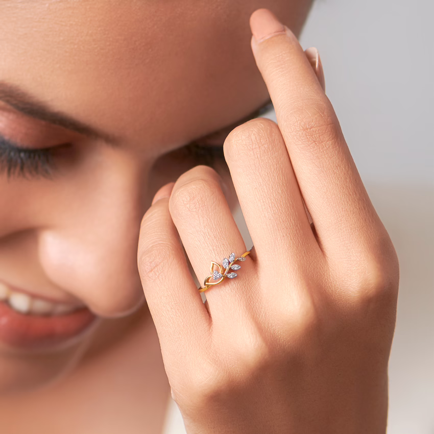 Diamond Rings 18 Karat Yellow Gold Classic Leaves Diamond Ring