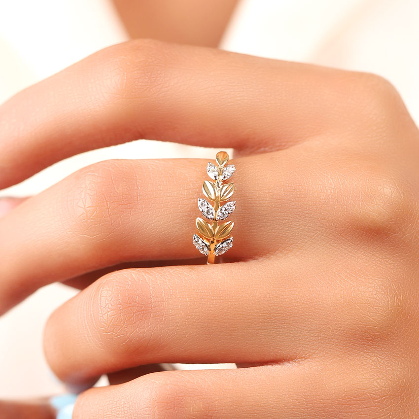 Diamond Rings 18 Karat Yellow Gold Linear Fern Diamond Ring