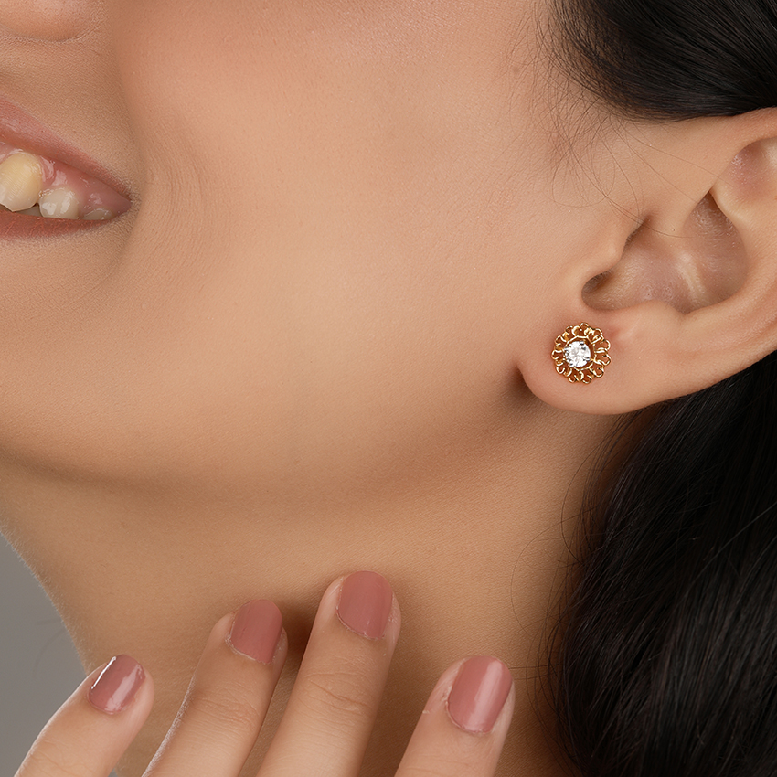 Solitaire Earrings 18 Karat Yellow Gold Delightful Solitaire Stud Earrings