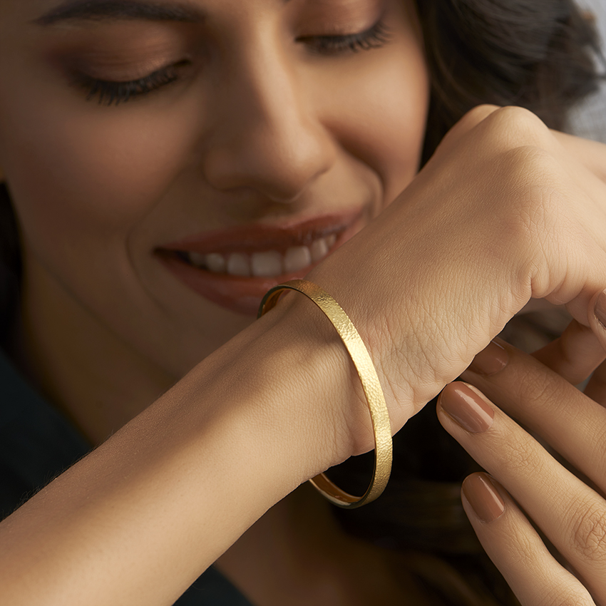 Gold Bangles 18 Karat Yellow Gold Corin Hammered Gold Bangle