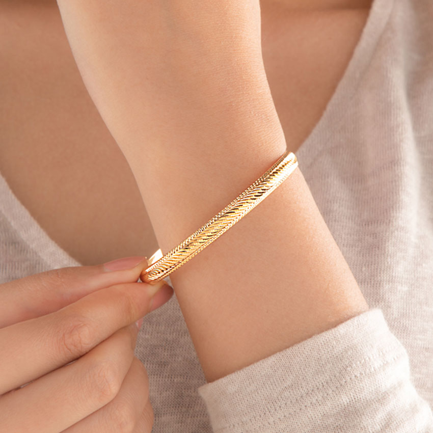 Elisha Gold Bangle