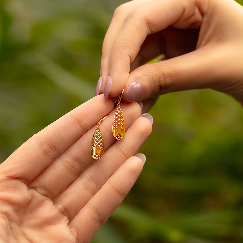Gold Earrings 18 Karat Yellow Gold Saima Cutout Gold Drop Earrings