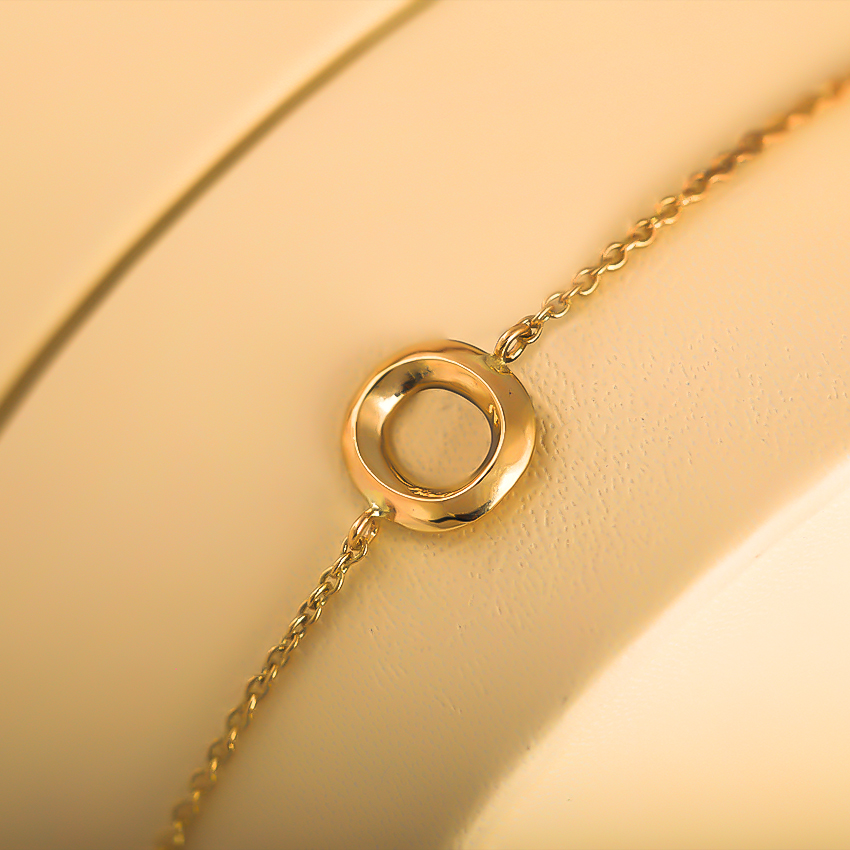 Bold Gold Alphabet O Bracelet