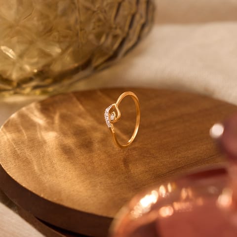 Lining Meander 9KT Diamond Ring Lining Meander 9KT Diamond Ring