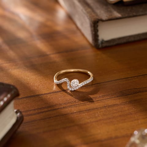 Flaring Line Diamond Ring Flaring Line Diamond Ring