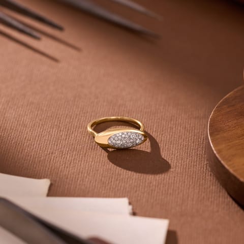 Elongated Pav�iamond Ring